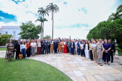 Iracema Vale participa da assinatura de MP que reajusta salário dos professores da educação básica