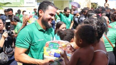 Prefeito Paulo Curió destaca importância do Cuidado Social durante a distribuição de alimentos do projeto Mesa Farta na sede do município