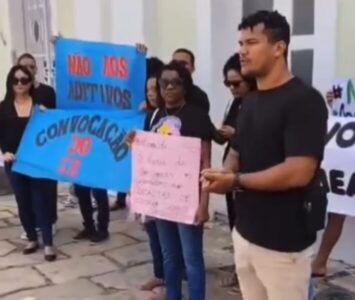 Professores aprovados em concurso da SEMED protestam por convocação