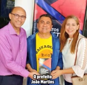 Prefeito João Martins prestigia lançamento do livro “Vultos Ilustres da Baixada Maranhense”
