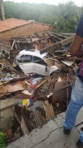 Carro despenca sobre casa no Jaracati; não houve mortes