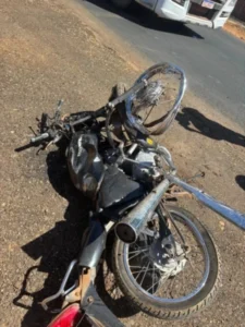Motociclista morre, e criança de 5 anos fica gravemente ferida após colisão entre carro e moto na BR-230