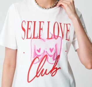 Em apoio ao Outubro Rosa, Lemon Basics dedica 100% do lucro de sua primeira T-shirt ilustrada ao Instituto Protea