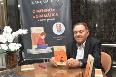 Noite de autógrafos de obra literária no Teatro do Sesc em São Luís