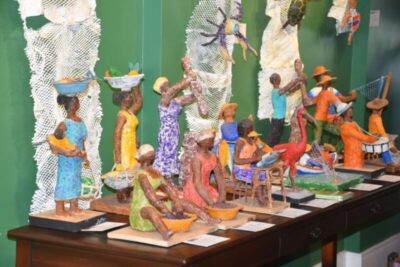 Exposição de pinturas e esculturas retrata singularidades do litoral maranhense