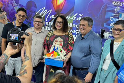 Ministra Luciana Santos visita estande da Fapema na SBPC em Recife