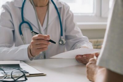 Médicos e dentistas terão piso salarial de R$ 10,9 mil aprovado pela Câmara
