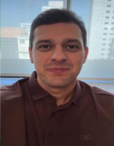 Natércio Santos reaparece em grande estilo com camisa de R$ 4 mil em meio à pobreza ribamarense