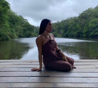 Isabelle Nogueira vive a Lenda de Iara em nova campanha da Embelleze gravada na Amazônia