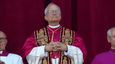 Fumaça branca sai da chaminé da Capela Sistina; papa é norte-americano, “Leão XIV”