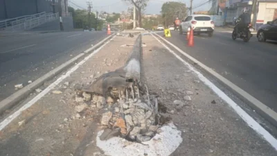 Motorista derruba poste de iluminação na Avenida dos Franceses e foge do local do acidente