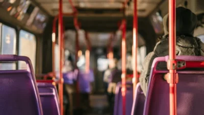 Homem é preso após assalto a ônibus na Beira-Mar, em São Luís; comparsas seguem foragidos