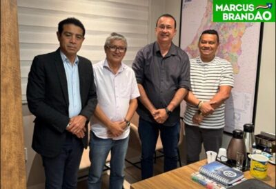 Marcus Brandão, recebe deputado federal pastor Gil, acompanhado de prefeitos
