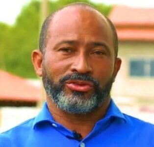 Prefeito de Peri Mirim, Heliezer Soares, vai gastar mais de R$ 530 mil com biblioteca móvel
