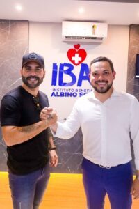 Cantor Felipão é recebido por Octávio Soeiro ao visitar o Instituto Beneficente Albino Soeiro no São Cristóvão