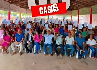 Professor Ivaldo acompanha prefeito Zé Martins no anúncio da construção de 50 casas na zona rural de Bequimão