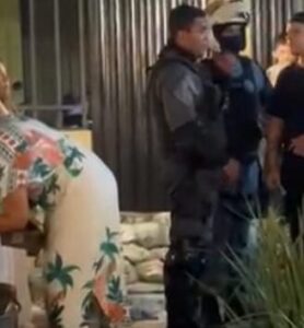 Policiais discutem e um deles saca arma dentro de restaurante, em São Luís