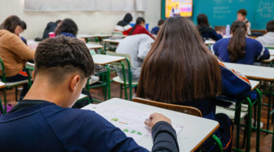Indicadores educacionais avançam em 2024, mas atraso escolar aumenta