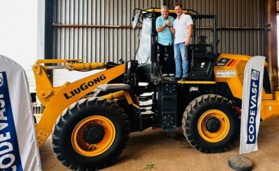 Prefeito Walace adquiri pá carregadeira com recursos de emenda do Deputado Aluísio Mendes