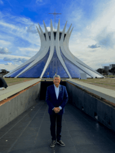 Prefeito Walace Azevedo visita Catedral Metropolitana Nossa Senhora Aparecida em Brasília