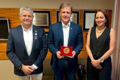 Prefeito Walace Azevedo, esta em Brasília recebendo o “Selo Ouro na educação” para Icatu
