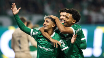 Palmeiras vence mais uma para encostar nos líderes do Brasileirão, Cruzeiro e Flamengo