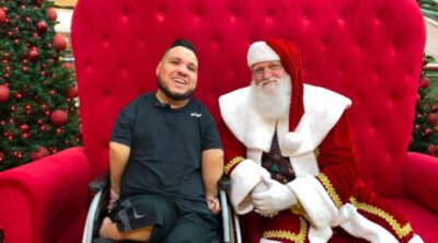 Natal Inclusivo: Papai Noel recebe cadeirantes em um trono adaptado