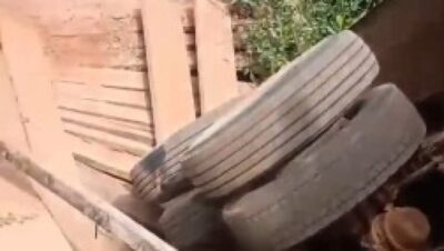 Ponte de madeira desaba e caminhão carregado de areia cai em Pedro do Rosário