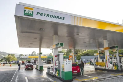 Petrobras Anuncia Redução de 5,6% no Preço da Gasolina para Distribuidoras