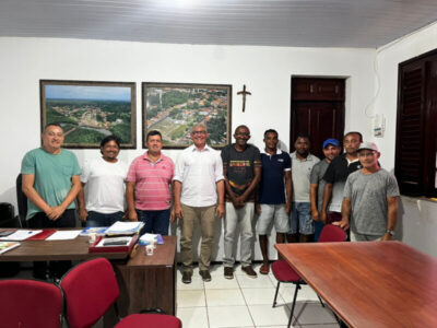 Prefeito Zé Martins recebe comissão para discutir a extração de areia no município