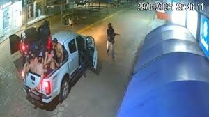 Agência do Bradesco é assaltada em Carolina; criminosos fazem reféns e incendeiam veículos na fuga