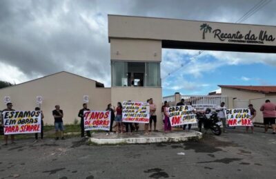 Futuros moradores protestam contra atraso na entrega de casas no Residencial Recanto da Ilha, em Paço do Lumiar