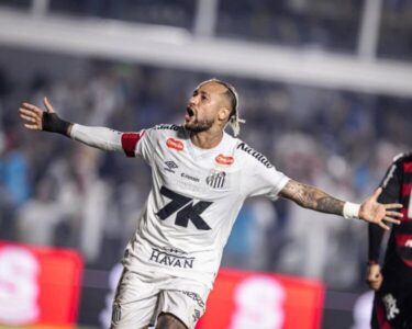 Flamengo é derrotado pelo Santos, mas ainda mantém-se líder do Brasileirão