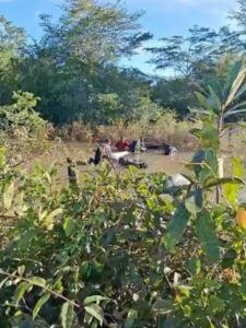 Veja imagens do momento em que caminhonete cai em lagoa após acidente na BR-402, em Humberto de Campos
