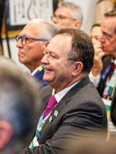 Brandão posa ao lado de Lula em Paris e celebra acordos da França com o Maranhão