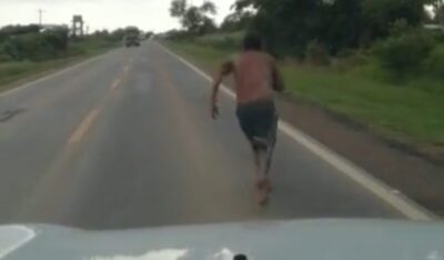 Sob ameaça de “pedágio”, motorista desce do carro com cinto para dar surra em índio