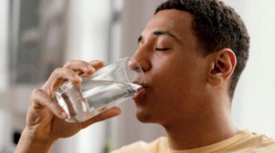 Adeus aos 2 litros de água por dia: estudo revela quanto você deve beber para hidratação ideal