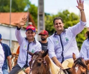 Orleans Brandão e o prefeito Marcus Vinícius participaram da tradicional cavalgada de São João do Paraíso, evento que bateu recorde de público neste fim de semana.