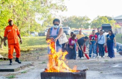 Comerciantes que atuarão no Arraial da Assembleia recebem treinamento de combate a incêndio