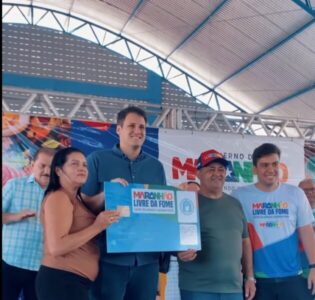 Ao lado de Orleans Brandão prefeito Besaliel Albuquerque entrega cartões do programa Maranhão Livre da Fome em Mata Roma