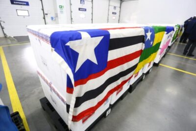 Vacinas contra a covid-19 começam a ser distribuídas