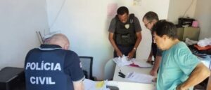 Operação investiga emissão de documentos falsos por prestador de serviço de emplacadora