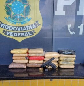 PRF apreende 19 kg de droga e uma arma de fogo na BR-135, em São Luís