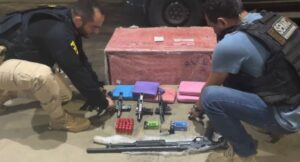 PRF apreende armas, munições, e drogas durante fiscalização a ônibus na BR-135