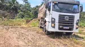 Motorista é flagrado despejando resíduos de forma irregular em terreno na zona rural de SL