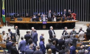 Câmara aprova pedido de urgência para projeto que suspende aumento do IOF