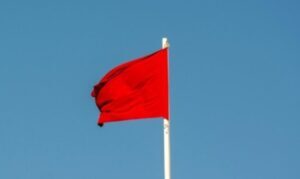 Bandeira tarifária sobe para vermelha: entenda o impacto na conta de luz