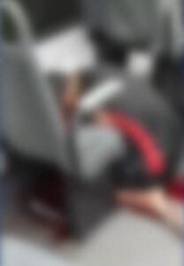 Suspeito de assalto a ônibus é morto e companheiro é baleado após passageiro reagir