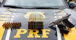 PRF apreende pistola, munições e R$ 75 mil em veículo na BR-135, em São Luís