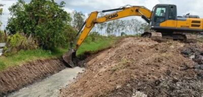 Prefeitura de Santa Helena realiza limpeza de córregos em vários pontos da cidade